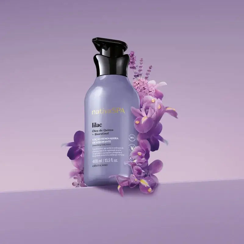 Nativa Spa Lilac flacon tussen lilakleurige bloemen
