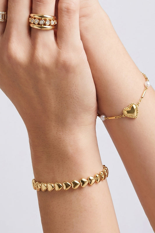 Bangle met hartjes gemaakt van stainless steel gedragen om pols
