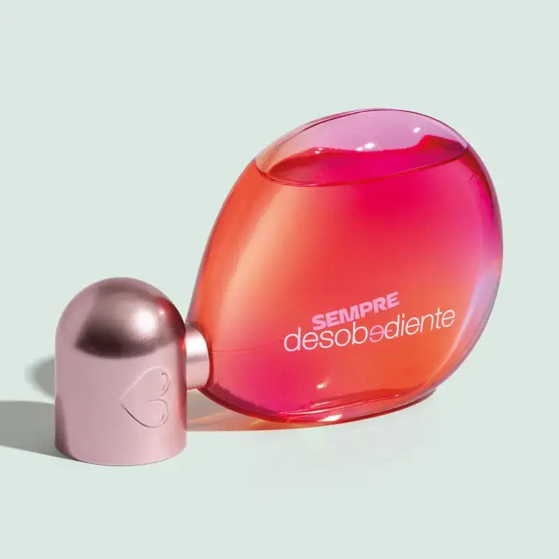 Close-up van parfum met paarse en roze accenten en funky design