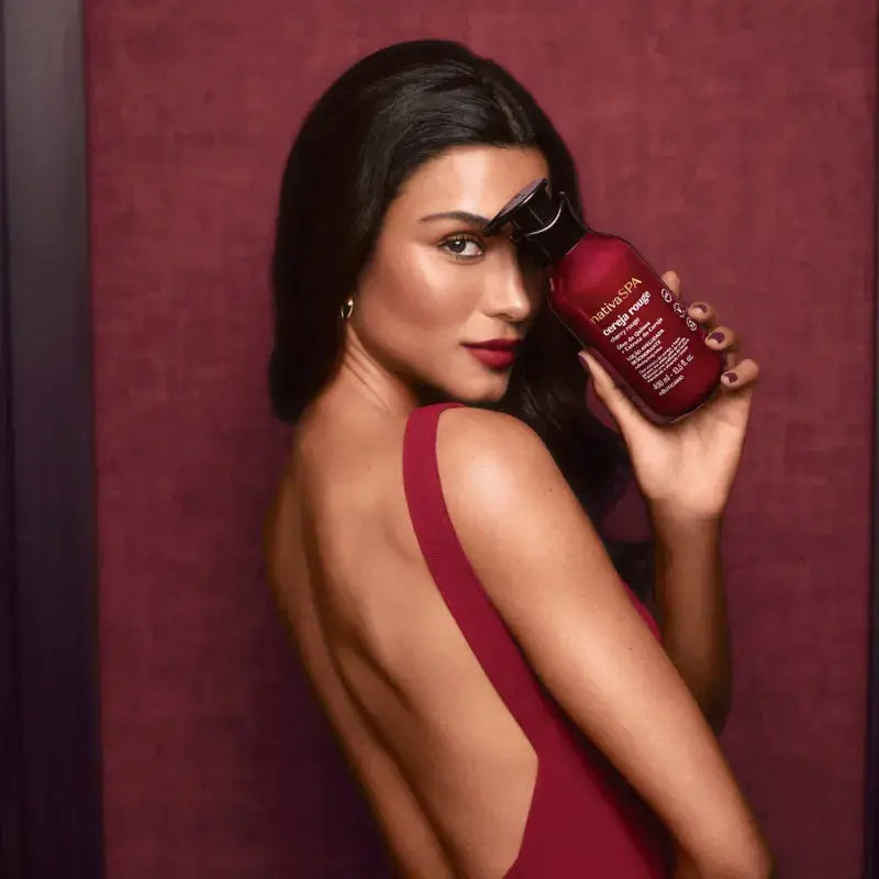 Lifestylebeeld van een vrouw die de bodylotion vasthoudt, met sensuele sfeer