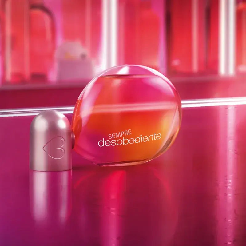 Stilleven van Sempre Desobediente EDP met nachtelijke tinten en speelse styling