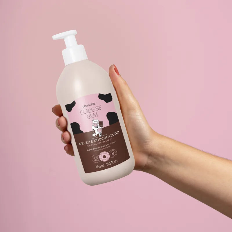 Hand die een fles van Cuide-Se Bem Deleite Chocolatudo vasthoudt.