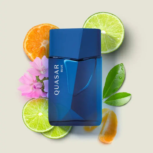 Close-up van Quasar Blue herenparfum omringd door de ingrediënten.