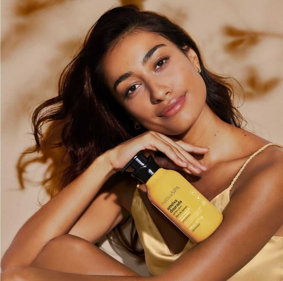 Vrouw die een Flacon van Ameixa Dourada 400 ml vasthoudt