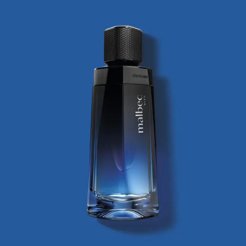 Fles van Malbec Bleu op een blauwe achtergrond