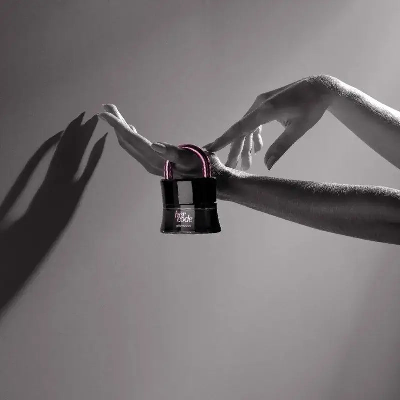 Her Code Touch in de hand van een vrouw – het slotvormige parfum straalt mysterie, kracht en verleiding uit