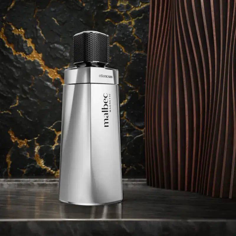 Flacon van Malbec Magnetic van Boticário in een luxe setting met marmer