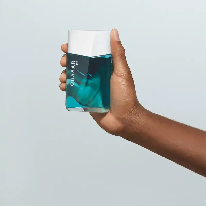 Quasar Ice in hand van man – symbool van frisheid en kracht