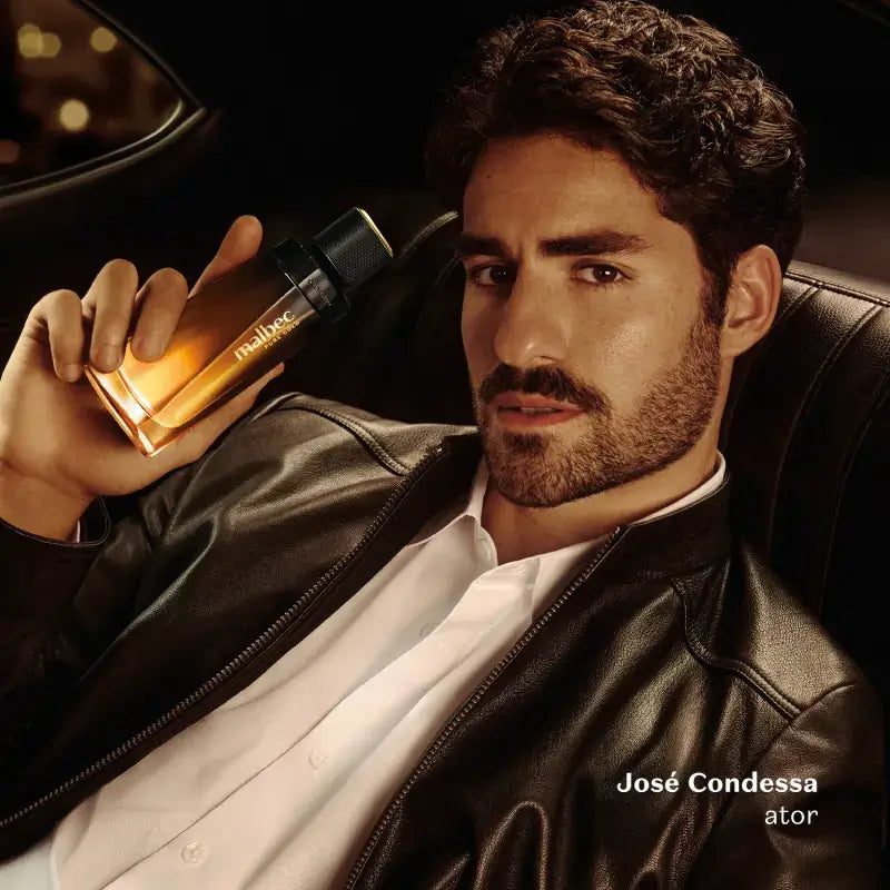 Acteur José Condessa houdt parfumfles Malbec Pure Gold van oBoticário vast.