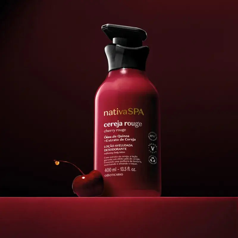 Vooraanzicht van de Nativa Spa Cereja Rouge bodylotion 400ml met een kers en een druppel quinoa ernaast.