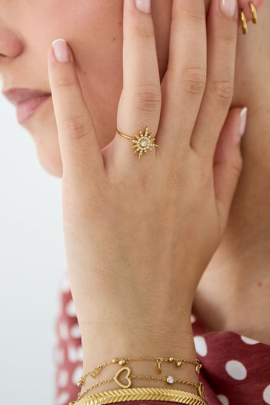 Minimalistische verstelbare ring met ster in de kleur goud. Gemaakt van stainless steel.