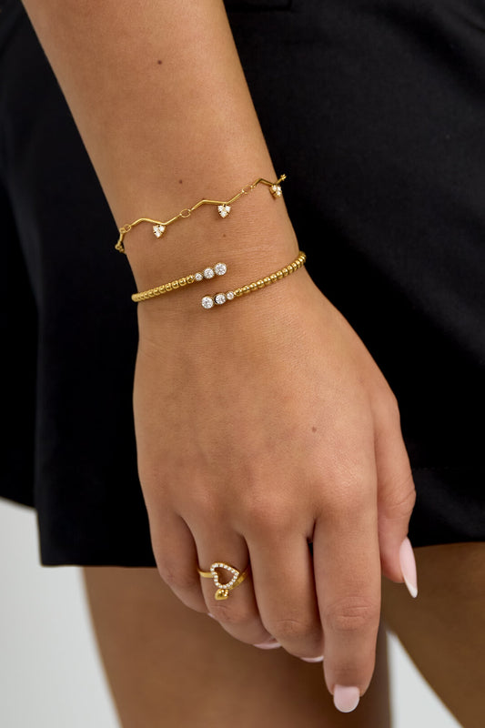 Zigzag armband van stainless steel in de kleur goud gedragen om de pols