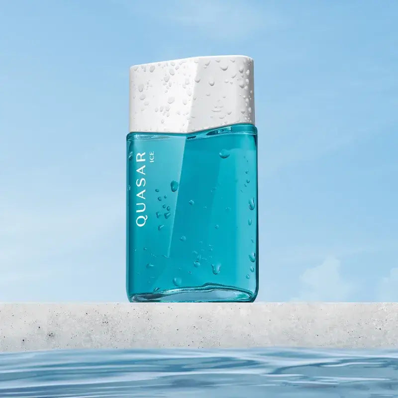 Fles Quasar Ice Desodorante Colônia 100ml met aquatische achtergrond