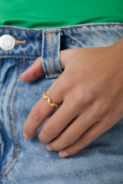 Ring met golven / waves wordt gedragen om wijsvinger