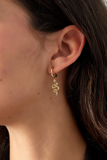 Vrouw draagt trendy oorbellen met slang in de kleur goud. Gemaakt van stainless steel.