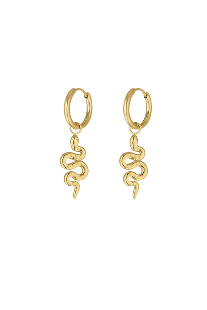 Oorbellen met hanger slangen in de kleur goud. Gemaakt van stainless steel.