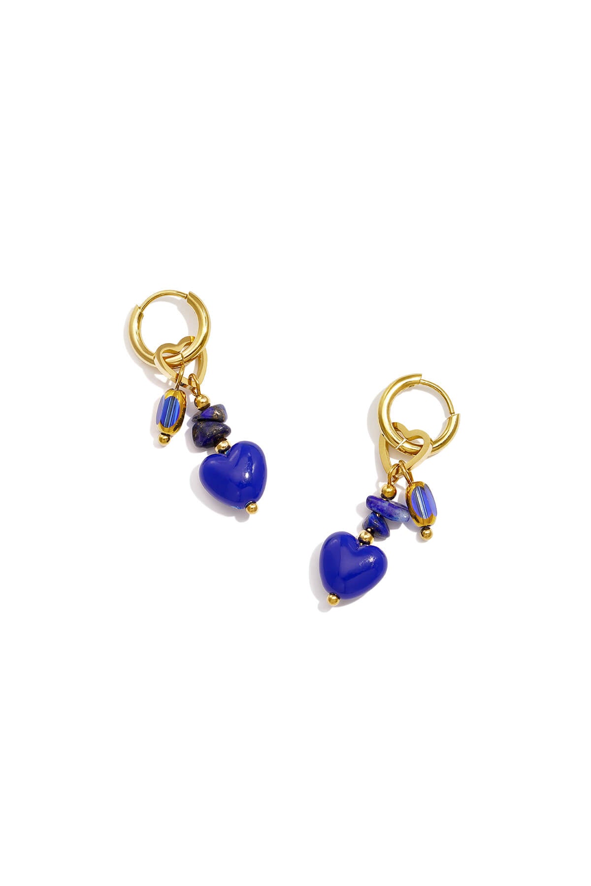 Gouden oorringen met blauwe hartjes, marineblauwe kralen en goudkleurige details.