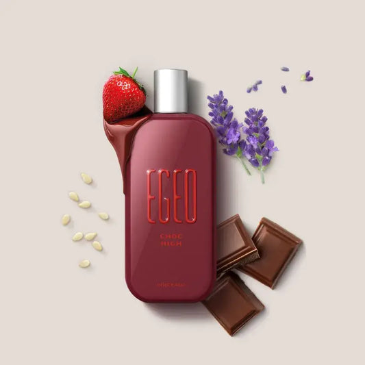 Fles van Egeo Choc High van Boticário naast stukjes chocolade,verse aardbeien, lavendel en sesam.