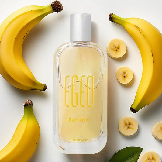 Egeo Banana van oBoticário omringd door schijfjes bananen en hele bananen in schil - ingrediënten van Egeo Banana