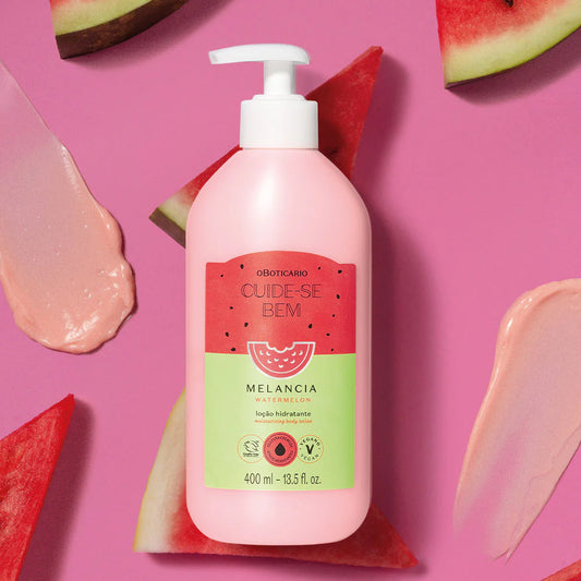 O Boticário Cuide-se Bem Melancia bodylotion omringd door stukken watermeloen en veegjes romige  bodylotion