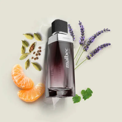 Elegante en moderne fles van Malbec Icon  100 ml omringd door ingrediënten, zoals patchouli, mandarijn, kardemom