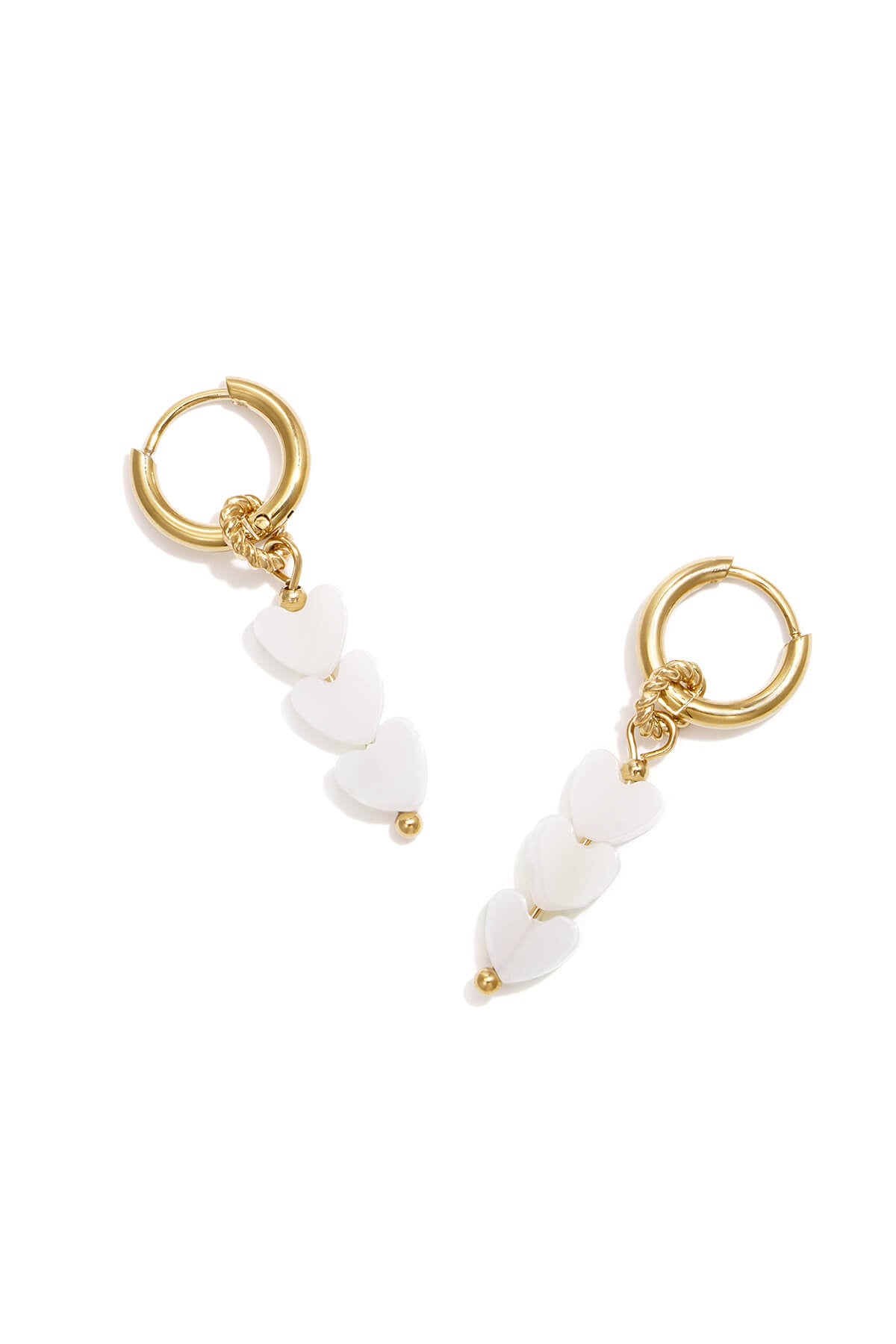 Stainless steel oorbellen n de kleur goud met witte hartjes kralen