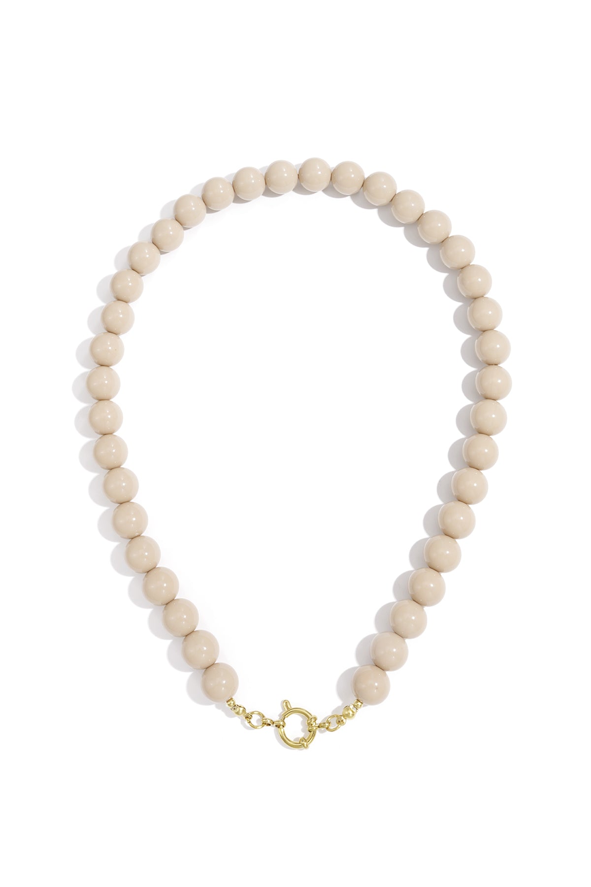 Crème kleurige ketting van resin met gouden frontsluiting
