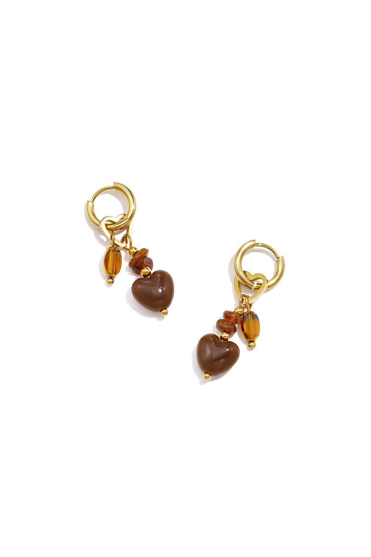 Gouden oorringen met bruine hartjes, amberkleurige kralen en goudkleurige details.