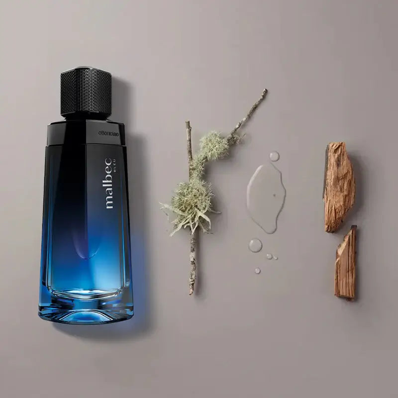 Malbec Bleu eau de toilette omringd door ingrediënten, zoals eikenmos en sandelhout