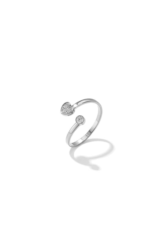 Verstelbare ring in minimalistische stijl met hartje en steen in de kleur zilver.