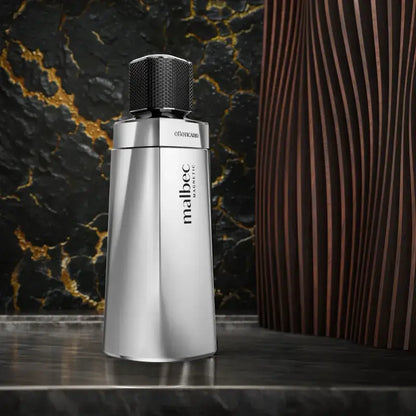 Flacon van Malbec Magnetic van Boticário in een luxe setting met marmer