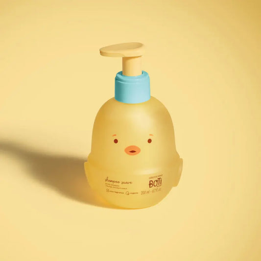 Afbeelding van Boti Baby Shampoo Suave flacon 200 ml tegen een gele achtergrond – O Boticário