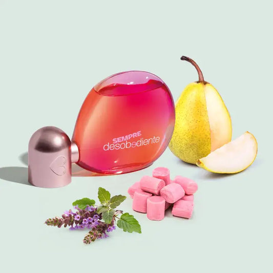 Bubblegum en peer naast flacon van Sempre Desobediente