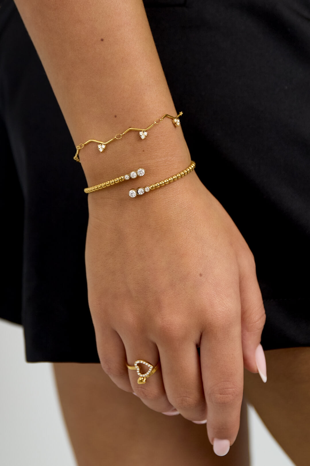 Zigzag armband van stainless steel in de kleur goud gedragen om de pols