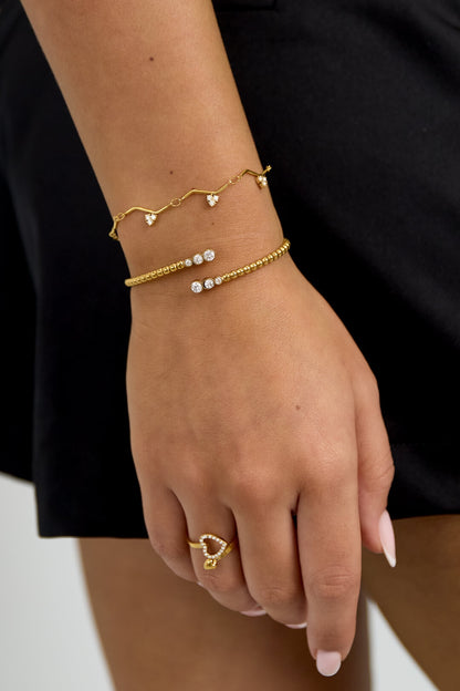Zigzag armband van stainless steel in de kleur goud gedragen om de pols
