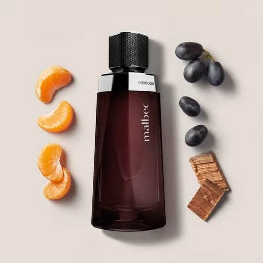 Malbec Eau de toilette omringd door ingrediënten van deze parfum, zoals mandarijn en cederhout